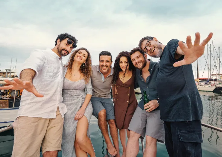 GRUPOS DE AMIGOS O FAMILIA